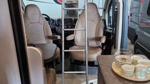 MOBILHOMIE – Campervan Burstner automatic met popup dak (4 slaapplaatsen)