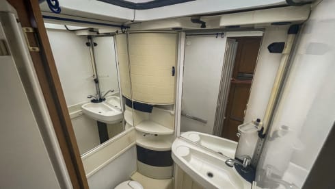 Cosy Family Camper – Complete cozy family camper with large garage 5p Hymer