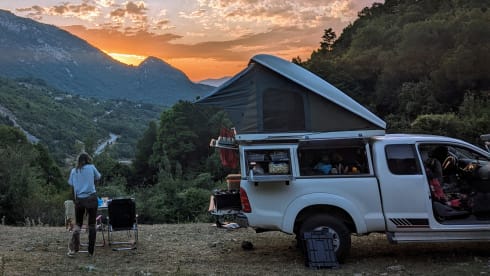Theresa – Adventurous 4x4 camper with tent