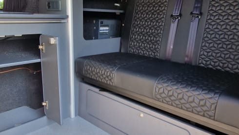 Pando  – VW T5 campervan 4 birth with deisel heater