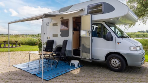 Knaussie – Wonderful compact alcove camper with 4 sleeping places