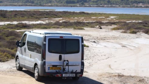 Viv – Handy and complete bus camper