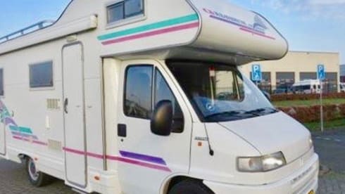 Tante Adria – Nice & spacious Adria camper (6 pers.) With garage, fixed bed and inventory!
