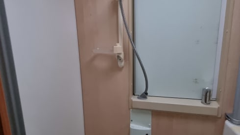 Compact 4p Hymer alcove with bunk bed