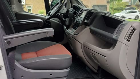 Vinny – Go on an adventure with our 6-person Camper - Ready for your trip!"