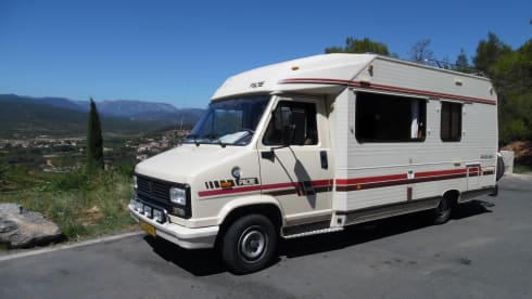 Nostalgic Oldtimer on LPG, 2/4p, fixed bed, roof racks.