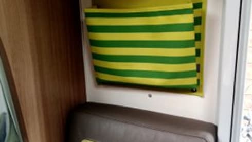 Sunliner – Semi-integrated with queen bed / 3.5 to / AHK 2000 kg