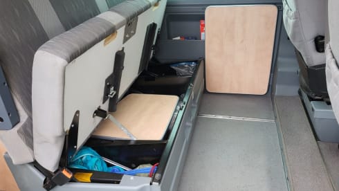 Nuggie – 4-5 seater 2008 Ford Nugget with high roof 