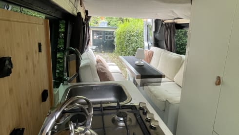 Beautifully spacious 2-4 person Bus camper Sprinter 2015