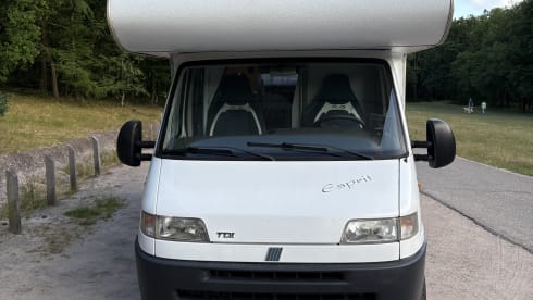 Lovely and practical Dethleffs camper for 2 to 5 people. 