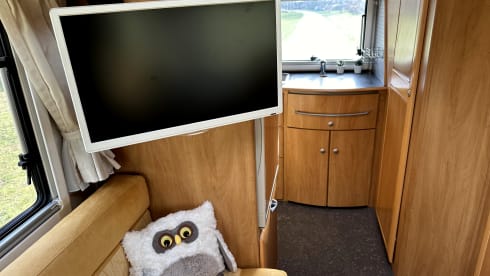 Discover freedom with our fresh Hymer B 584 – with bar layout, lifting bed 