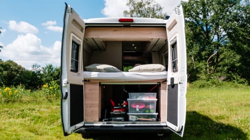 YOURMOMENTS_Vanlife  – Escape to nature with our luxurious off-grid camper bus 