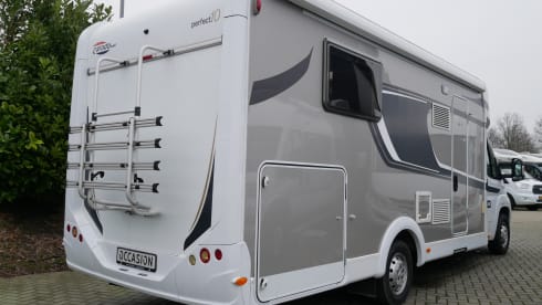 Carado Half Integral, Queen Bed, Lift Bed!!