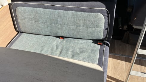 Luxurious & Compact 6-person camper with bunk beds