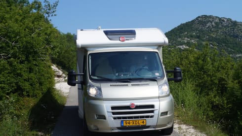 Ixeo IT 720 – 4p Bürstner semi-integrated from 2010