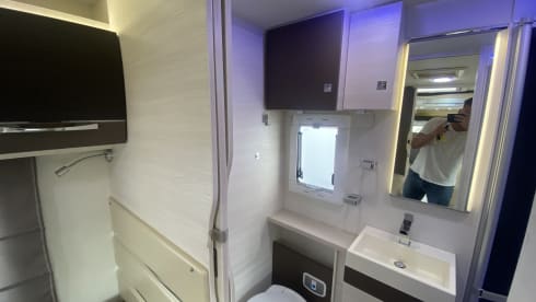 Zeer mooie camper half integraal 5 slaapplaatsen 4 zitplaatsen  – 5p Challenger semi-integrated from 2017
