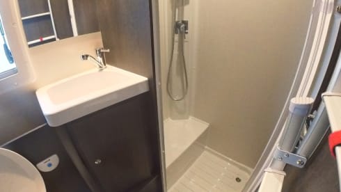 Bavarian Camper 3 – Mega-Raumwunder mit bis zu 8 Betten und großer Heckgarage