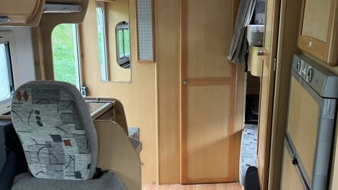 Nette 6-persoons familiecamper (Ford Granduca 77)