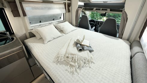 New (2022) spacious camper with Kingsize lifting bed - Chausson 720, model 2022  