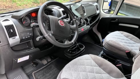 Libertad – For rent fully equipped 4-person bus camper from 2022 automatic
