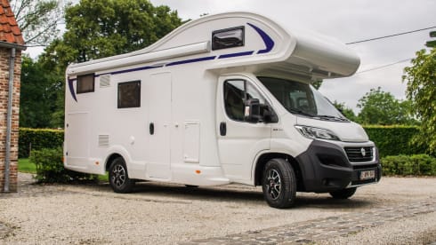 Kampeerwagen met 6 ruime slaapplaatsen