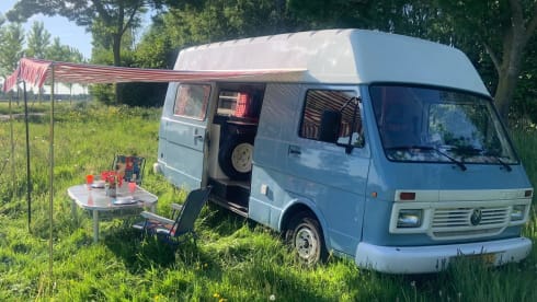 Nice Volkswagen bus camper, ready for adventure!