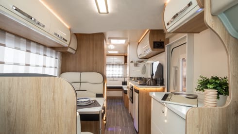 INCONTRA MAGGIE - IL NOSTRO ROLLER TEAM 2022 747 6 POSTI LETTO, 6 CINGHIE FURGONE FAMIGLIA