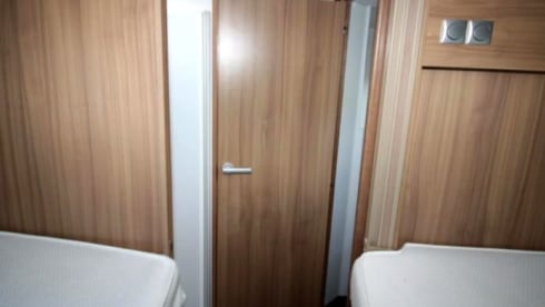 Camper 5 persoons, lengtebedden, airco, fietsendrager. – Wohnmobil 