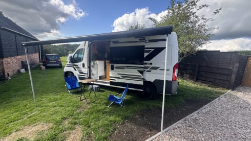 Homely camper 3 berth, 3 seatbelts, fixed bed  – 3 berth Citroën campervan from 2014