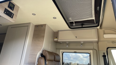 The MAD Van – Pop-up 4p Bürstner campervan uit 2023