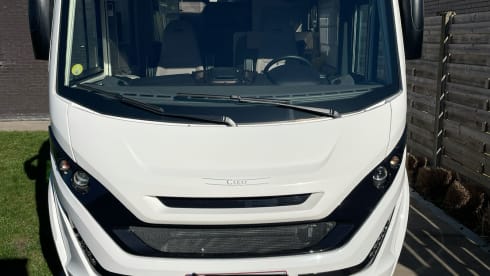 Modest – 5p McLouis Carat 873g integrated camper from 2021