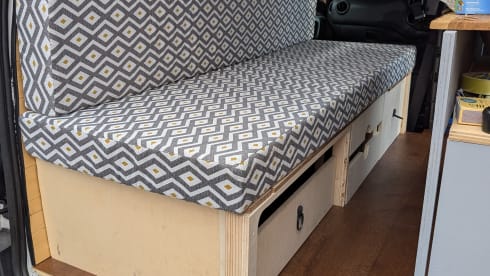 Gillian Vanderson – 1 berth microcamper Peugeot Partner 