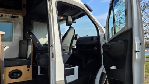 White SportsPearl – 3-sitziger Mercedes-Benz Bus aus dem Jahr 2019