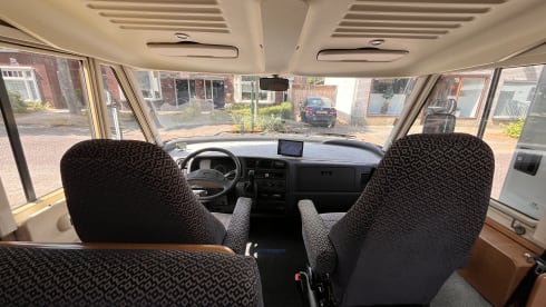 Hymer integraal B644 uit 1999 treinzit en hefbed