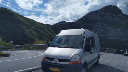 Fred – Cozy Bus Camper Automatic - Takes you everywhere, and back!