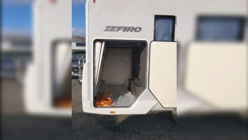 Zefiro 675  – 2022 Roller Team Zefiro 675 automatic 6 berth + 6 belts 