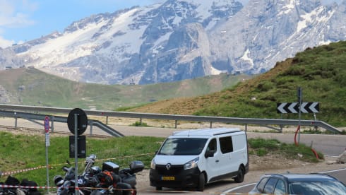 SchaafBus – Gezellige buscamper met slaap hefdak met prachtige inrichting