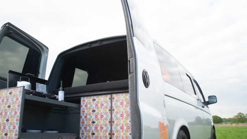 Romper Swamper – Volkswagen campervan met 2 slaapplaatsen uit 2006