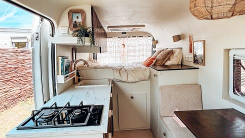 Freddie – Mini-maison aménagée en camping-car autonome (2 personnes + bébé)