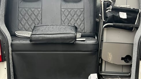 Eddie – 4 berth Volkswagen Campervan T5 Pop top