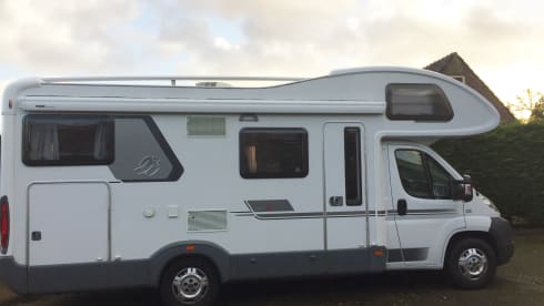Nice walk with spacious 4-person camper
