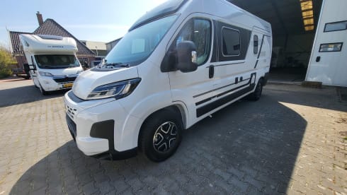 Adria Twin Sport 600 SPB – Chic, luxurious camper van with double bed, navigation system, bicycle rack 80 kg, etc.