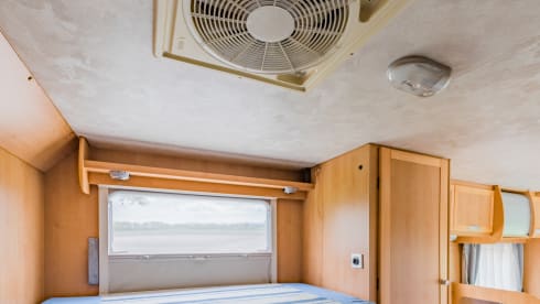 Neat 3-person camper, XXL garage, reversing camera, air conditioning