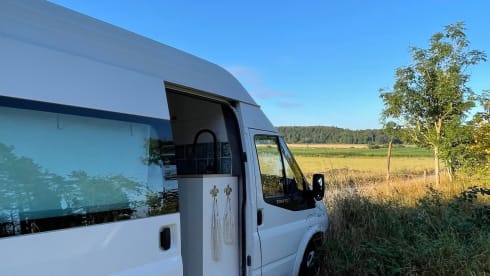 Sunny ☀️ – Off grid Ford bus