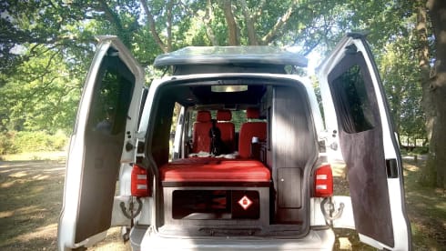 Annie  – 2 berth Volkswagen bus from 2016