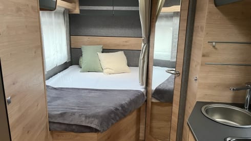 Spacious camper, full option, incl. air conditioning, for up to 4 people. 