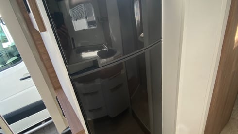 Pilote P746C – Camper Pilote nuovo, molto lussuoso, attrezzato con 4 posti letto