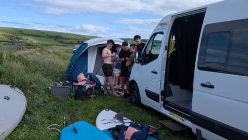 McHaggis – Stealth camper met 5 zitplaatsen en SUP's voor het verkennen van Schotland