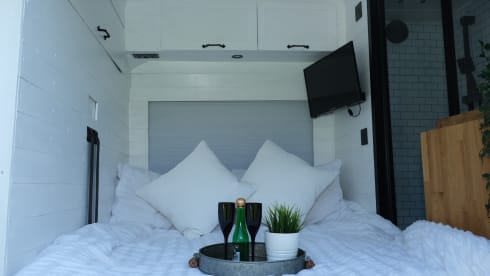 Angus – Superb 4 berth Campervan with Kingsize bed