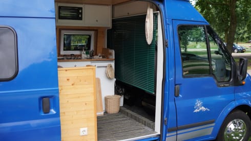 Sky – 2p Ford bus uit 2005